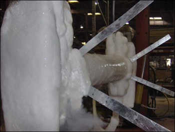测试过程中冻结管道的图片。